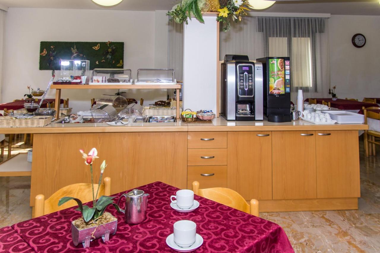 Hotel Trianon Bellaria-Igea Marina Buitenkant foto